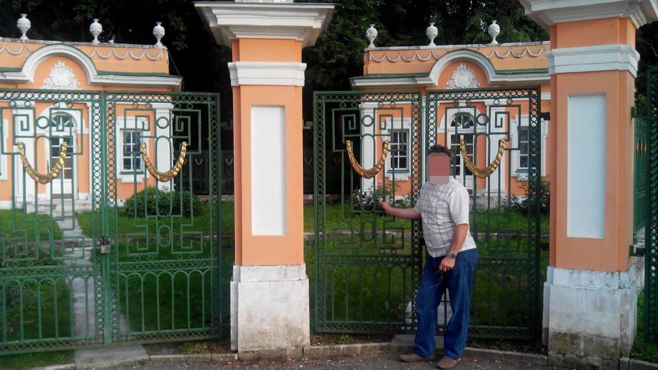 «Держал меня за колени». Коллеги и знакомые рассказали про пожилого педагога, арестованного за раст…