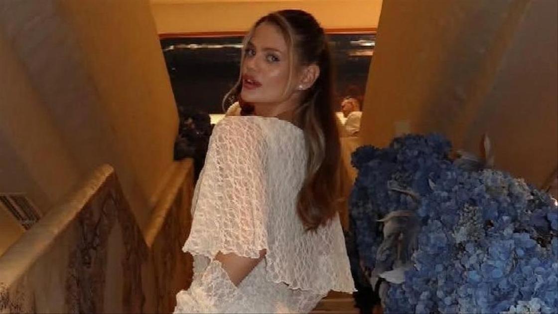 Алена Краснова отметила день рождения с новым возлюбленным&nbsp;&mdash; в свадебном платье и с танцами на столе