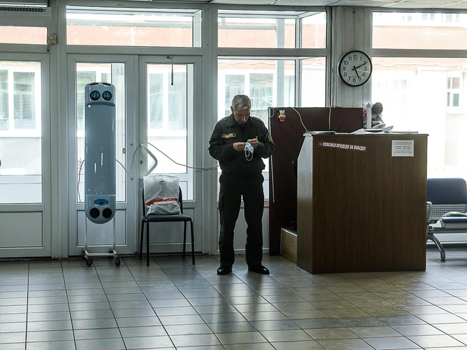 Наиболее бюджетным вариантом для школы считается контракт с ЧОП, а более надёжным, но и дорогим — привлечение Росгвардии. | Источник: Артем Устюжанин / E1.RU
