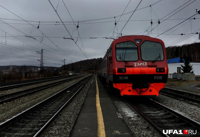 Поезд едет до Златоуста из Челябинска | Источник: Андрей Бирюков / UFA1.RU