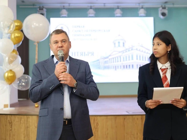 Кирилл Поляков в школе № 321 Центрального района 1 сентября 2026 года | Источник: Кирилл Поляков / Телеграм