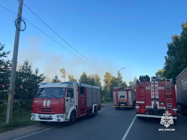 К ликвидации пожара привлекались 10 пожарных машин и 42 человека личного состава | Источник: МЧС Ярославской области / Max.ru