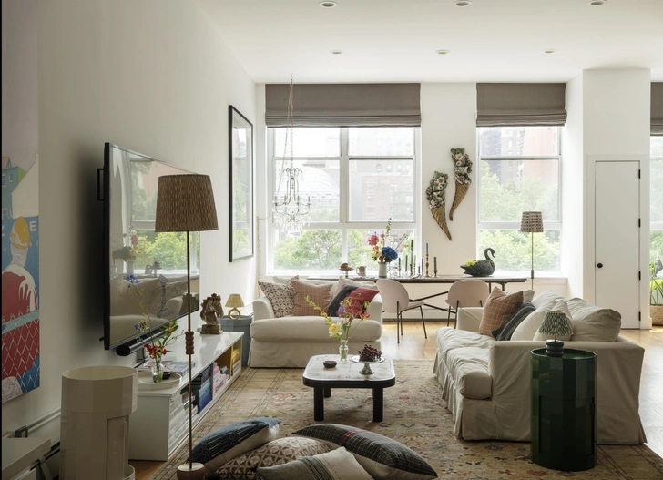 Стулья и диваны, ABC Carpet & Home. Журнальный столик, Roger Capron. | Источник: Мэтью Уильямс. Стиль: Хиллари Робертсон