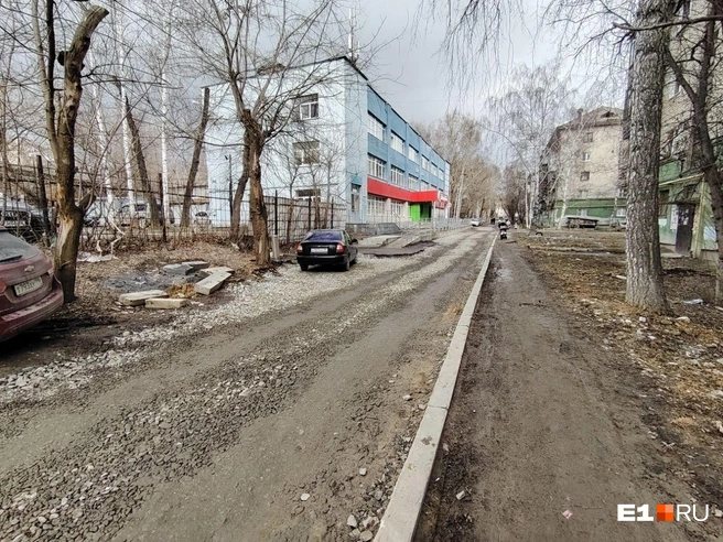 Поэтому отремонтировать дороги смогут только летом | Источник: читательница E1.RU