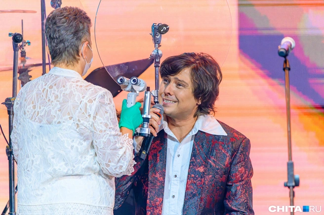 Прохора победители обследовали прямо на сцене | Источник: Олег Фёдоров / CHITA.RU