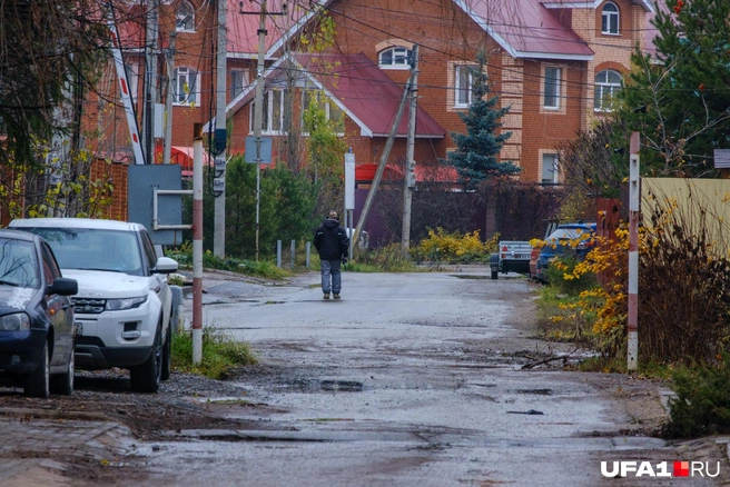 Людей здесь ходит немного, в основном все ездят на машине, пройти местами сложно | Источник: Булат Салихов / UFA1.RU