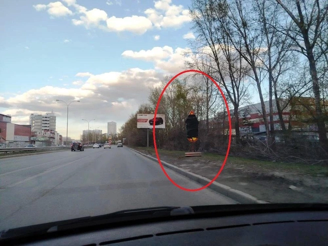 Автомобилисты обнаружили временные знаки, предписывающие скорость не выше 40 км/ч | Источник: читатель E1.RU