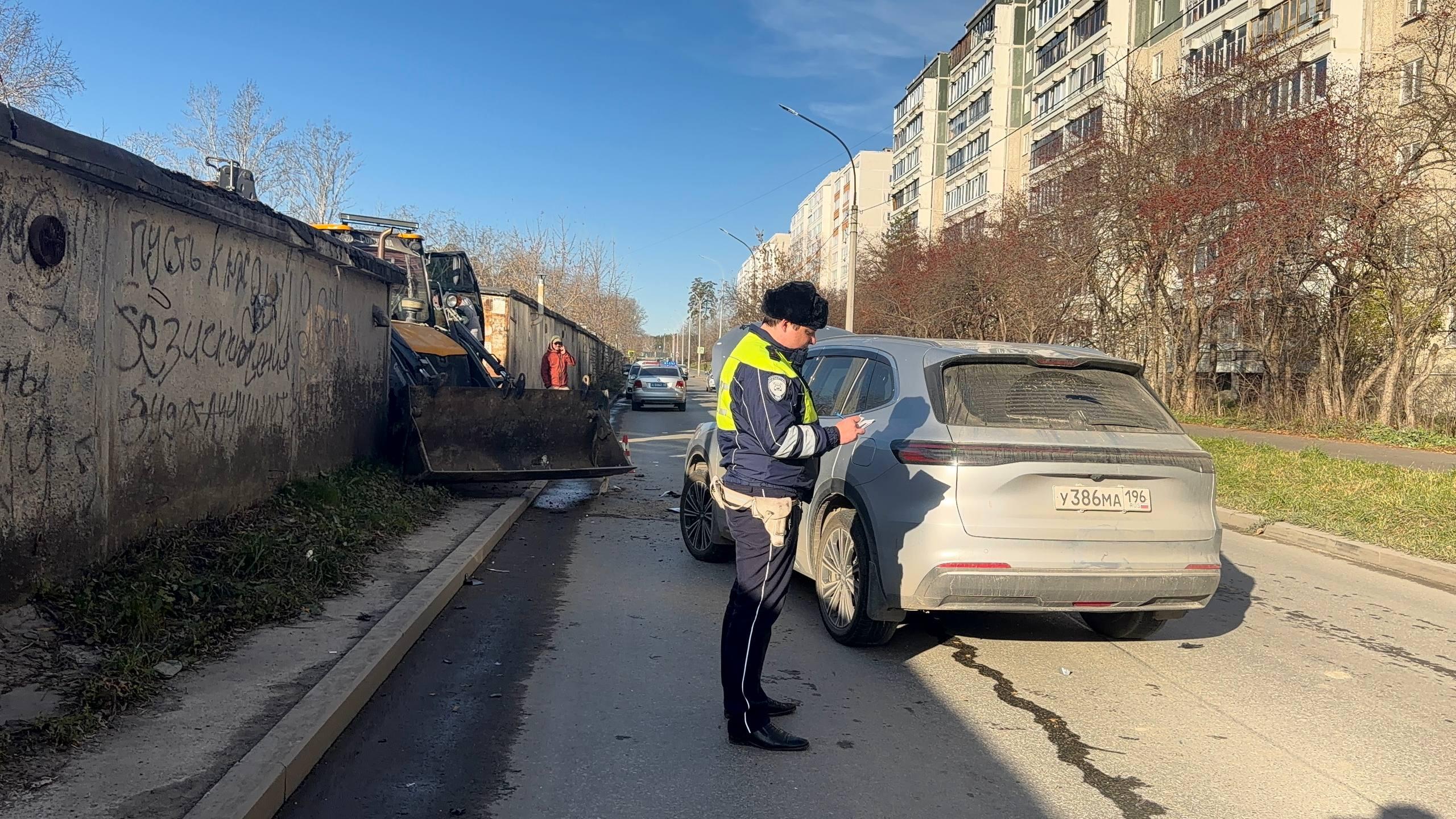 В Екатеринбурге парень без прав въехал на погрузчике в иномарку. Из-за него пострадал малыш