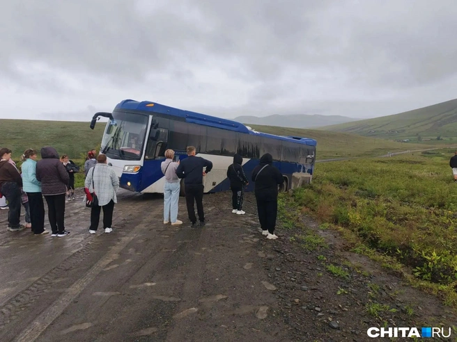 Пассажиры ждали, пока из кювета вытащат их автобус в Забайкалье | Источник: очевидец