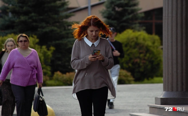 На такую яркую девушку трудно не обратить внимания  | Источник: Павел Красоткин / 72.RU 