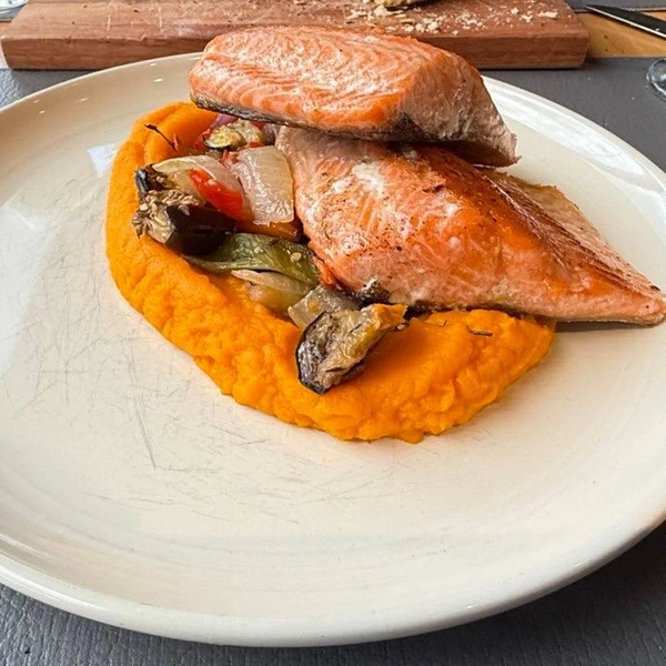 Там умеют вкусно готовить и рыбу, и мясо | Источник: Сергей Блошкин