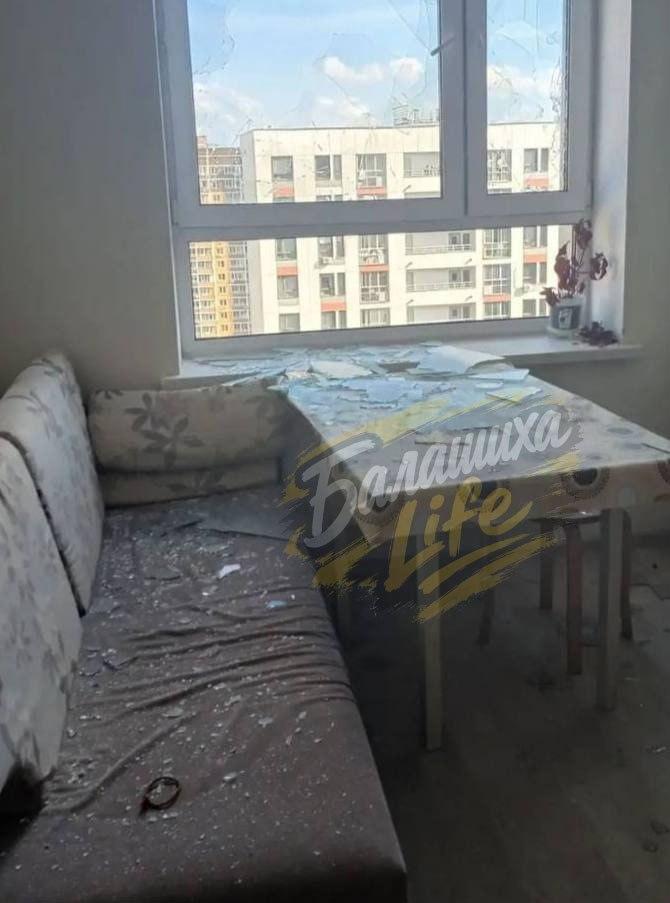«Мы побежали в укрытия, они все закрыты». Как жильцы подмосковной многоэтажки, куда влетел БПЛА, ис…