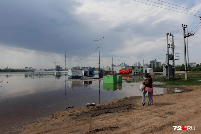 Первые отдыхающие на пляже, возможно, пришли на разведку в преддверии выходных  | Источник: Ирина Шарова / 72.RU
