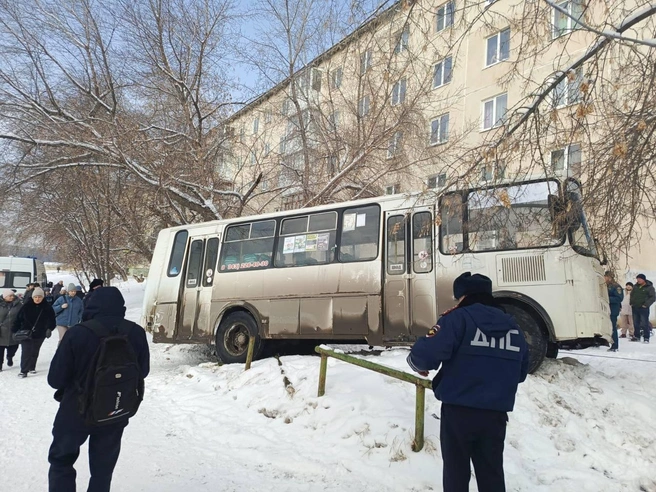 Автобус вылетел с дороги после того, как его занесло | Источник: пресс-служба прокуратуры Свердловской области