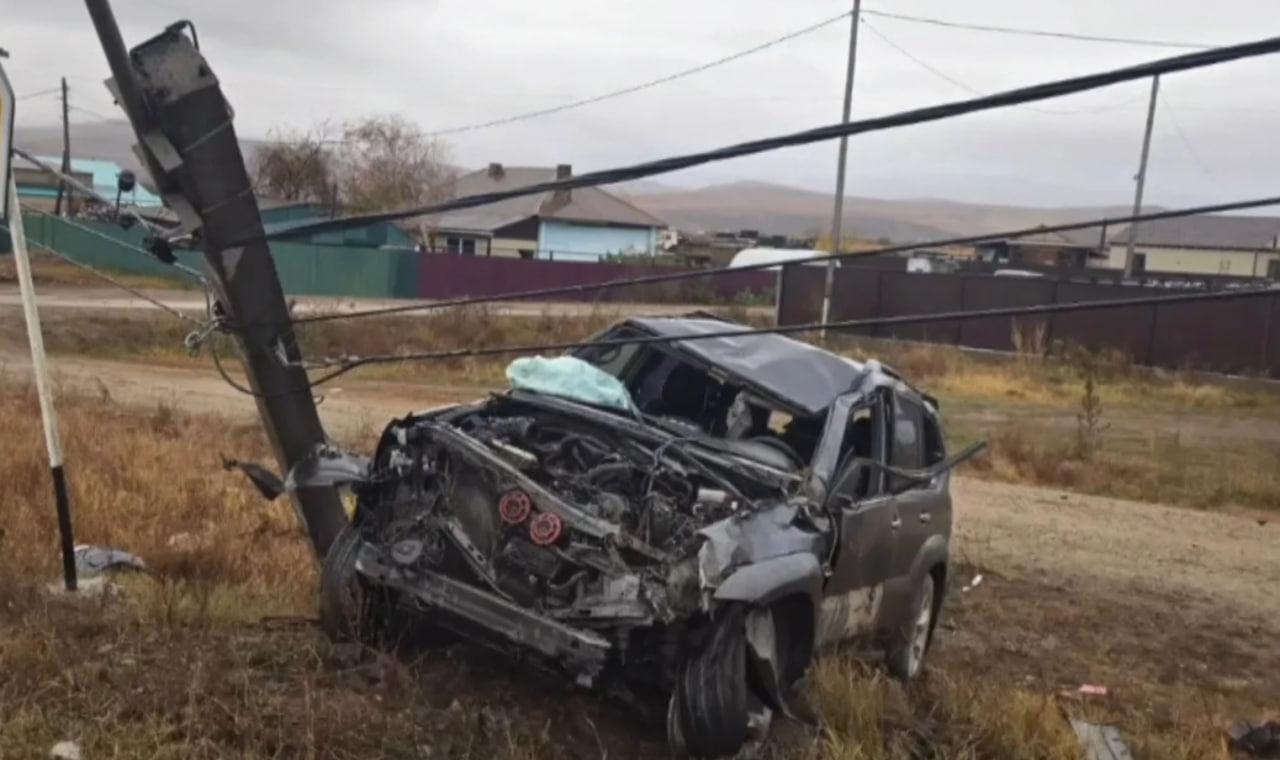 Водитель насмерть разбился об бетонный столб на трассе в Забайкалье
