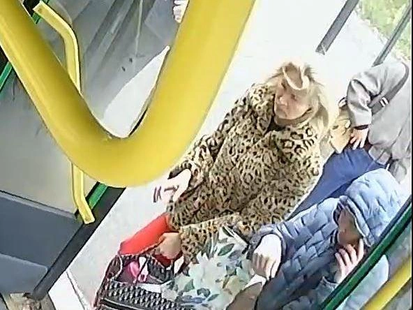 Екатеринбурженка была в ярком образе: леопардовая шубка, красные брюки и сумка Christian Dior | Источник: камеры наблюдения