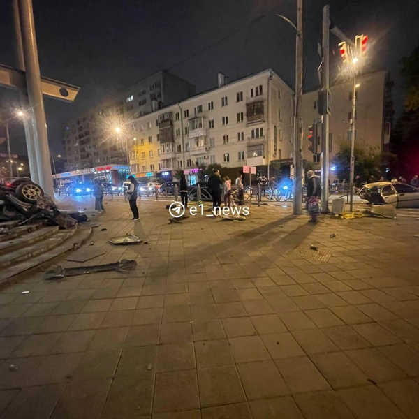 В центре Екатеринбурга жуткая авария: машину буквально разорвало на части. Видео | Источник: читатель E1.RU