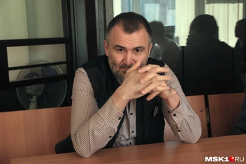 Спрятаться от объектива обвиняемому не удалось | Источник: Дмитрий Толстошеев / MSK1.RU