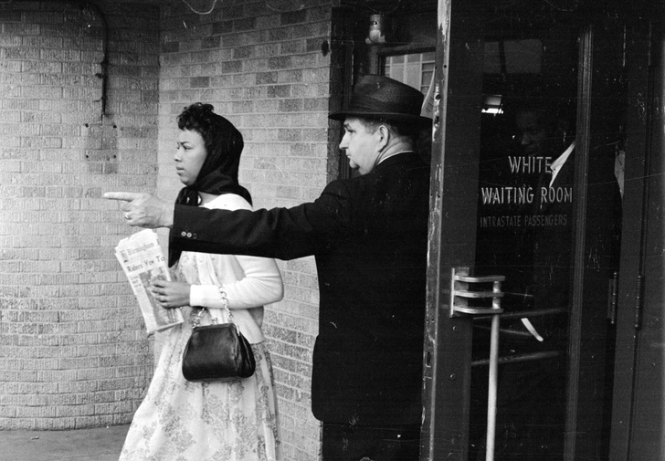 Чернокожую женщину выгоняют из зала ожидания для белых на автобусной станции города Джексон, Миссисипи. Дама зашла туда специально — в рамках акции протеста против расовой сегрегации. 1961 г.