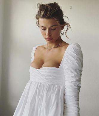 В чем встречать Новый год?Джорджия Фаулер предлагает белое маленькое платье, которое очень красиво подчеркивает грудь