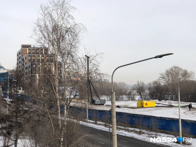Территорию огородили длинным забором | Источник: Дмитрий Мамаев / NGS24.RU
