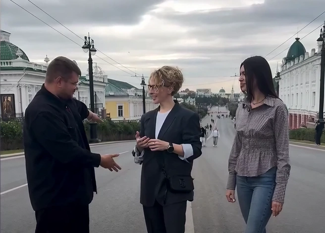 Ранее Чурикова пробовала омские беляши | Источник: Yana Churikova / Instagram*