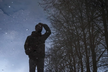 «Мне 27, и я живу, словно смотрю скучный черно-белый фильм. На публику играю роль, но никого не хочу видеть»