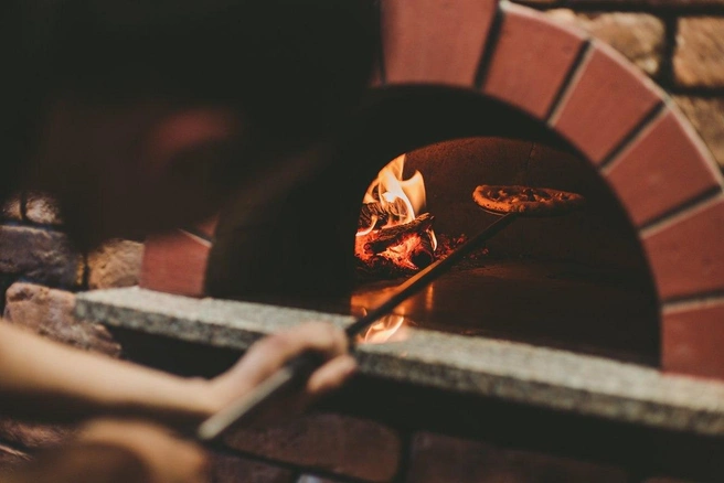 Готовят некоторые позиции меню в настоящей печи  | Источник: Mister Fox