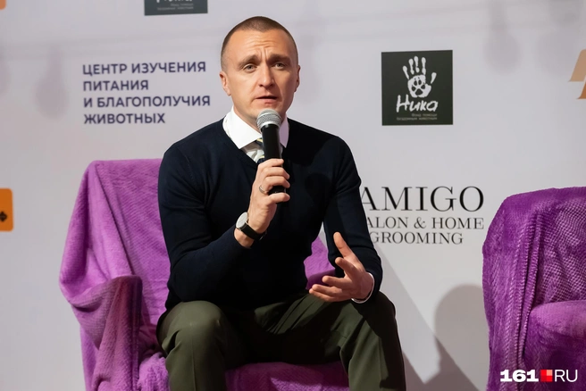 Ведущий и владелец «Библиотеки» Александр Соломин напоминал собравшимся, что из-за стресса во время фестиваля животные могут вести себя не так, как в обычной домашней жизни | Источник: Евгений Вдовин / 161.RU