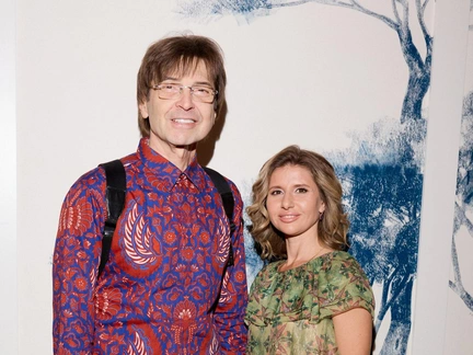 60-летний Александр Анатольевич с молодой спутницей, стройная Зара в пайетках на премьере «Смотри на меня!»