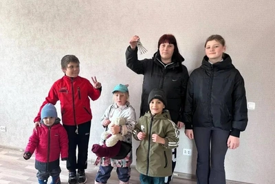 Многодетная семья получила квартиру в Долинском районе