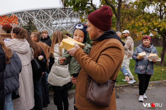 Такие огромные куски гигантской тыквы невозможно было съесть за раз | Источник: Алексей Волхонский / V1.RU