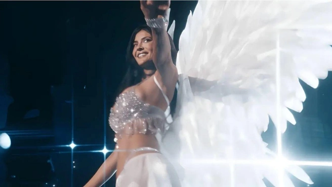 Кайли Дженнер обвинили в «пластиковой» внешности. | Источник: @VICTORIASSECRET/YOUTUBE
