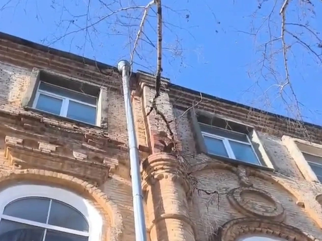 Жители опасаются, что падающие кирпичи могут угрожать безопасности пешеходов. | Источник: читатели V1.RU