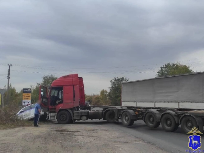 Грузовик шел на поворот и буквально подмял по себя рабочую легковушку сотрудников Госавтоинспекции | Источник: ГУ МВД России по Самарской области