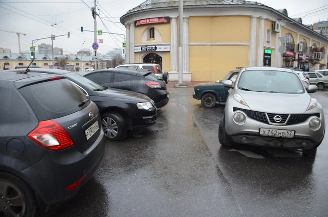хаотичная парковка в центре рязани