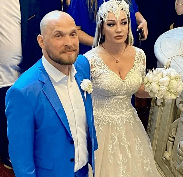 Буланова отреагировала на новую женщину Радимова, которую он показал сразу после ее свадьбы