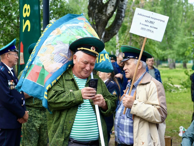 Немало ветеранов служили вместе много лет назад | Источник: Михаил Шилкин
