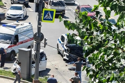 Кроссовер ГИБДД врезался в универсал в Южно-Сахалинске