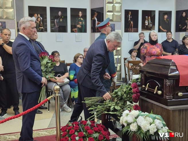 Мэр Волгограда лично возложил цветы к гробу | Источник: Ирина Яковлева / V1.RU