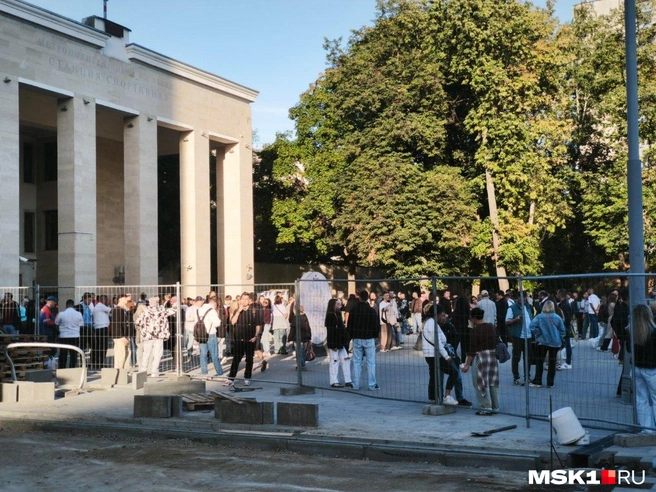 Ограждения у метро | Источник: Михаил Мечев / MSK1.RU