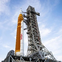 Ракету SLS для лунной миссии «Артемида-2» увезли со стартовой площадки в сборочный цех для ремонта: посмотрите, как это было