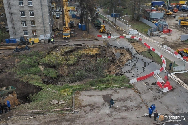 Показываем, что происходит на месте провала на улице Харченко | Источник: Михаил Огнев / «Фонтанка.ру»