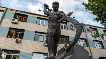 До недавнего времени скульптурный символ мирного труда стоял у заводоуправления «Волгоградгазоаппарата» | Источник: Константин Завриков / V1.RU