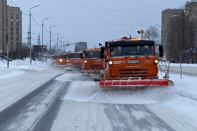 Колонны техники убирают дороги Череповца по районам
