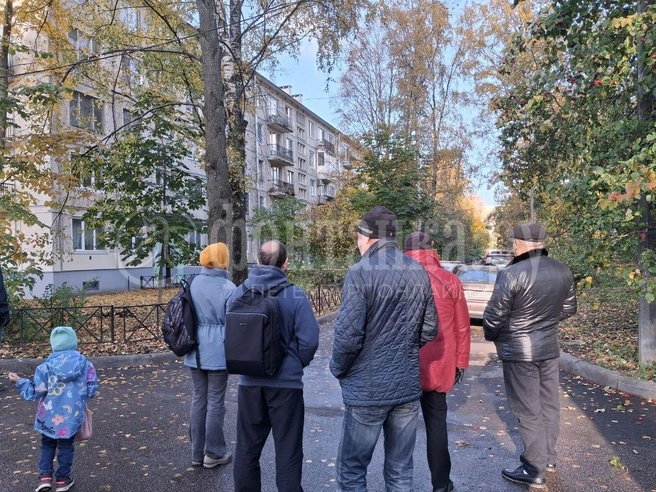 «Люди прятались за деревьями». Что происходит у дома на Космонавтов, где ночью вспыхнул пожар | Источник: Анна Мотовилова / «Фонтанка.ру»