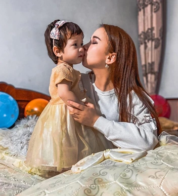Азода переживает за маленькую дочь