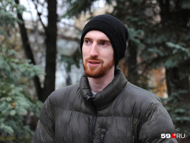 Михаил говорит, что не курит и никому не советует, но нейтрально относится к тому, что другие люди курят | Источник: Ирина Тропина / 59.RU