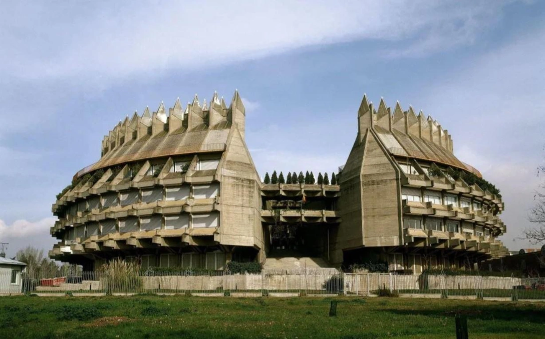 Институт культурного наследия Испании (Instituto del Patrimonio Cultural de España) в Мадриде. Здание в стиле брутализма спроектировано архитекторами Фернандо Игуэрасом и Антонио Миро в 1960-х годах. | Источник: Alamy