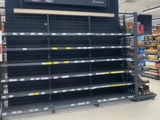 Пустые полки магазинов, очереди за бензином. Мирные жители страдают из-за протестов в Казахстане